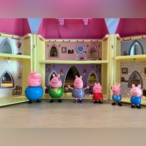 7 Peppa Pig figures and play castle